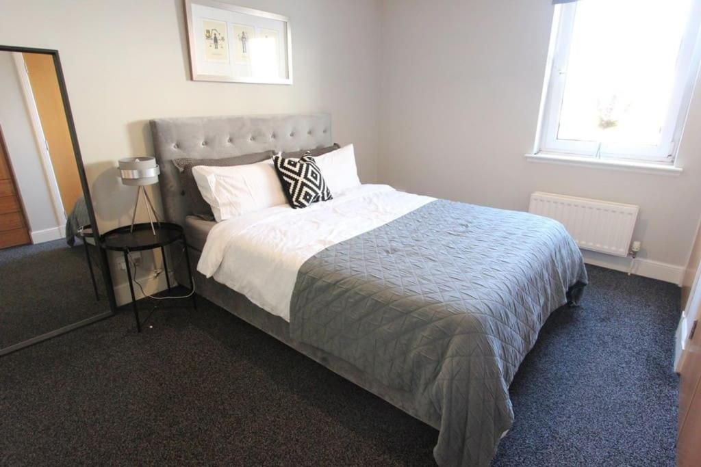 Spacious 2 Bed, 2 Bath Apartment -The Shore, Leith, Edinburgh